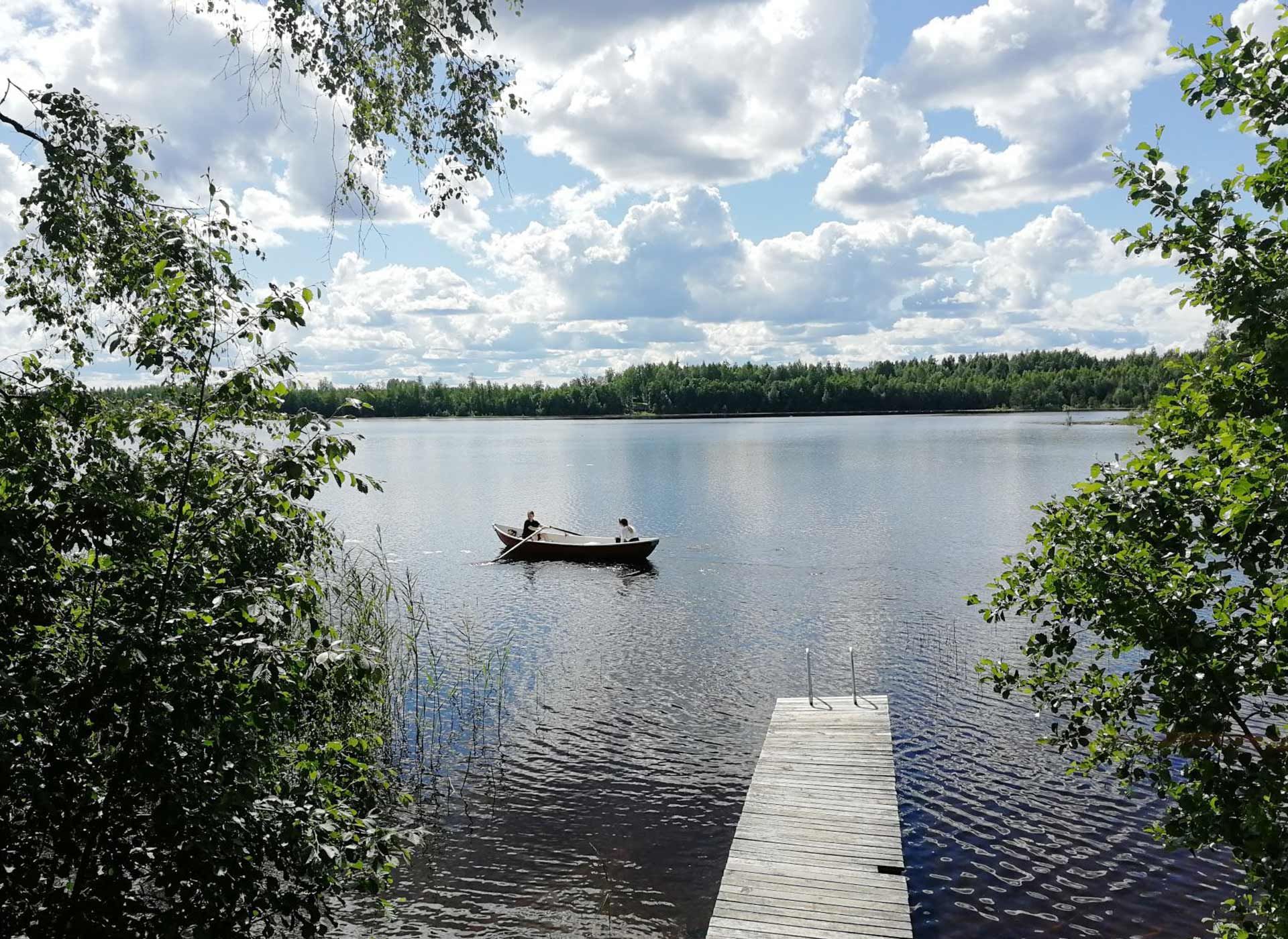 Keskellä Suomea järven rannalla