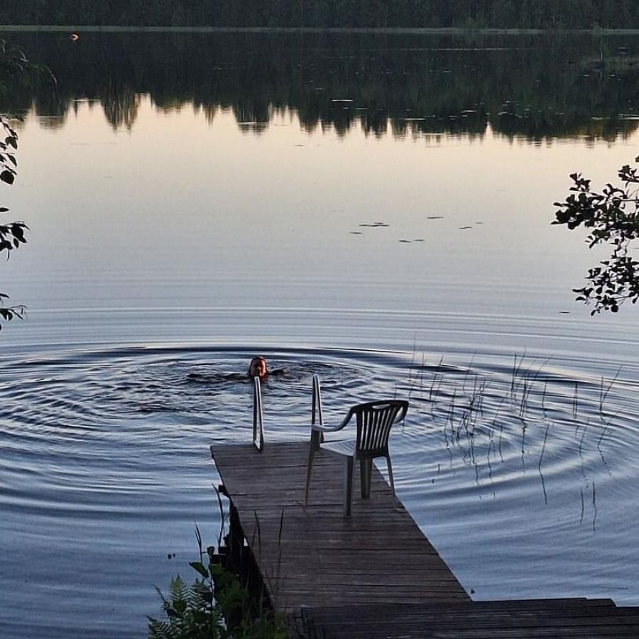 Maalaistalo Sipilä cooling in the lake from the sauna