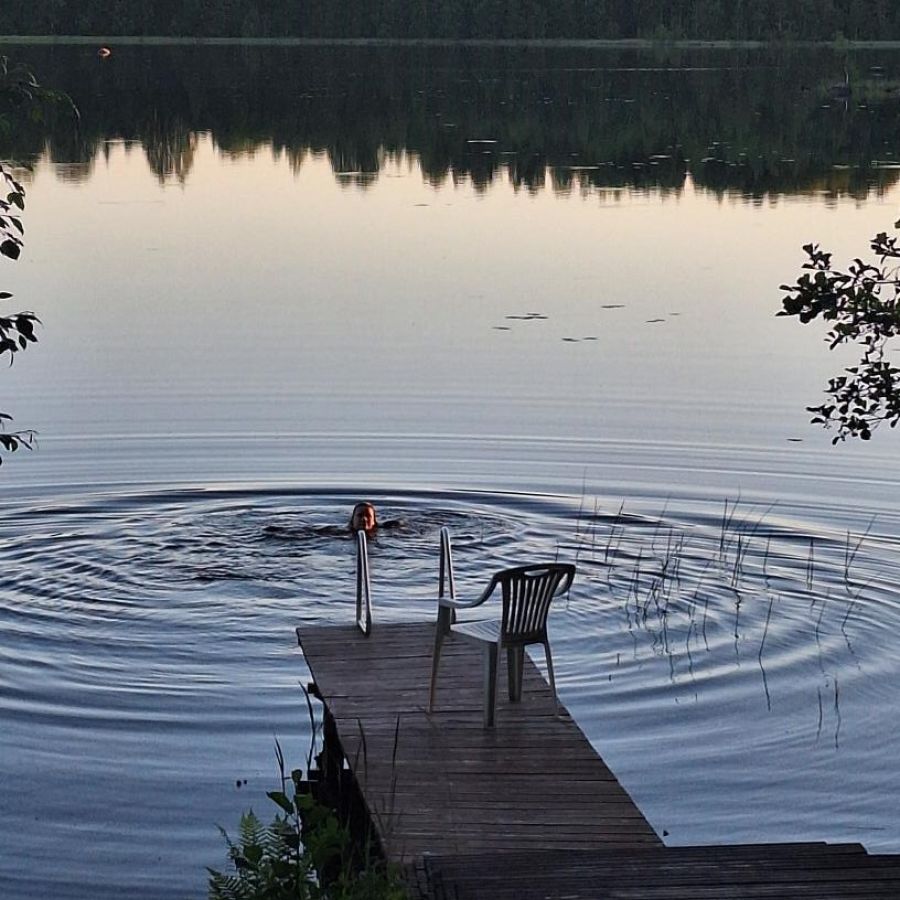 Maalaistalo Sipilä cooling in the lake from the sauna