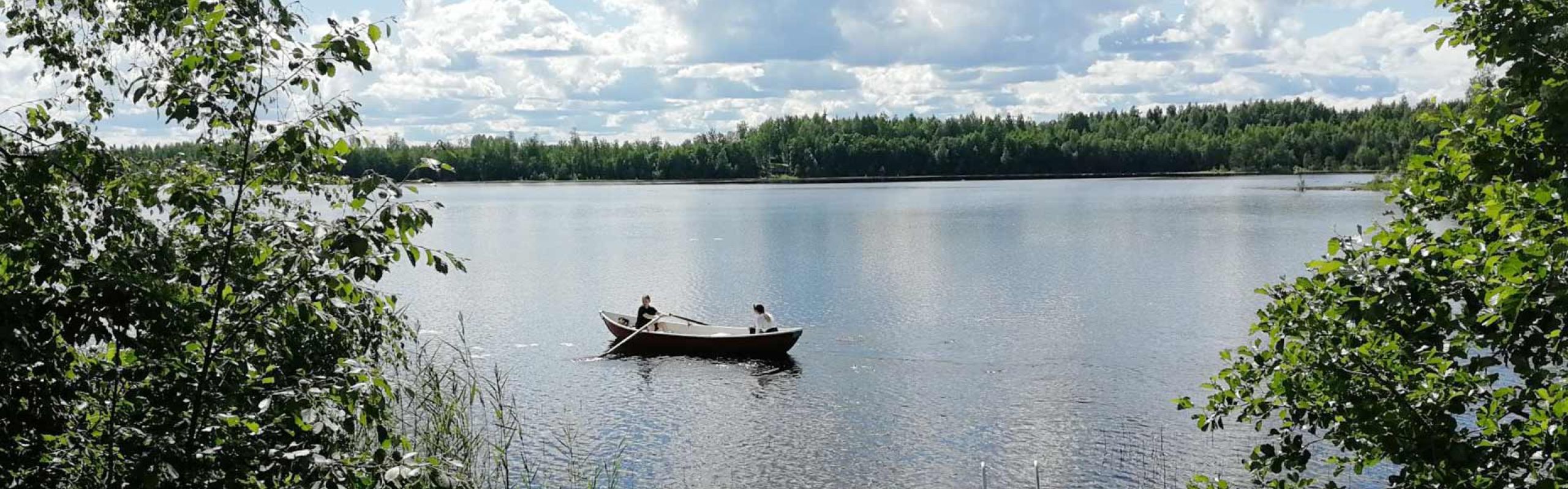 Keskellä Suomea järven rannalla