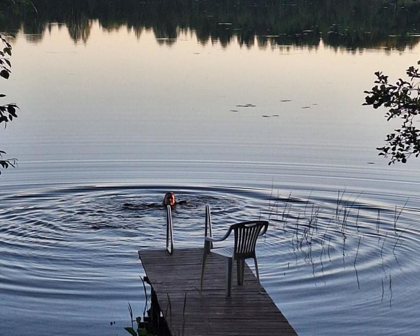 Maalaistalo Sipilä cooling in the lake from the sauna